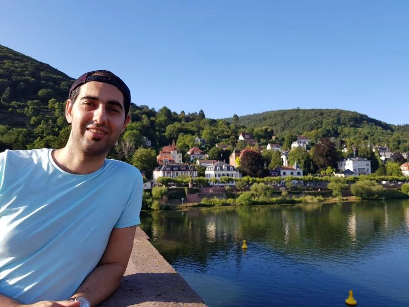 Autor Ali Eghbalzad Autor Ali Eghbalzad